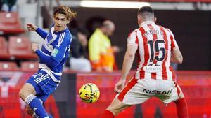 Lance de juego en el Sporting de Gijón - Granada