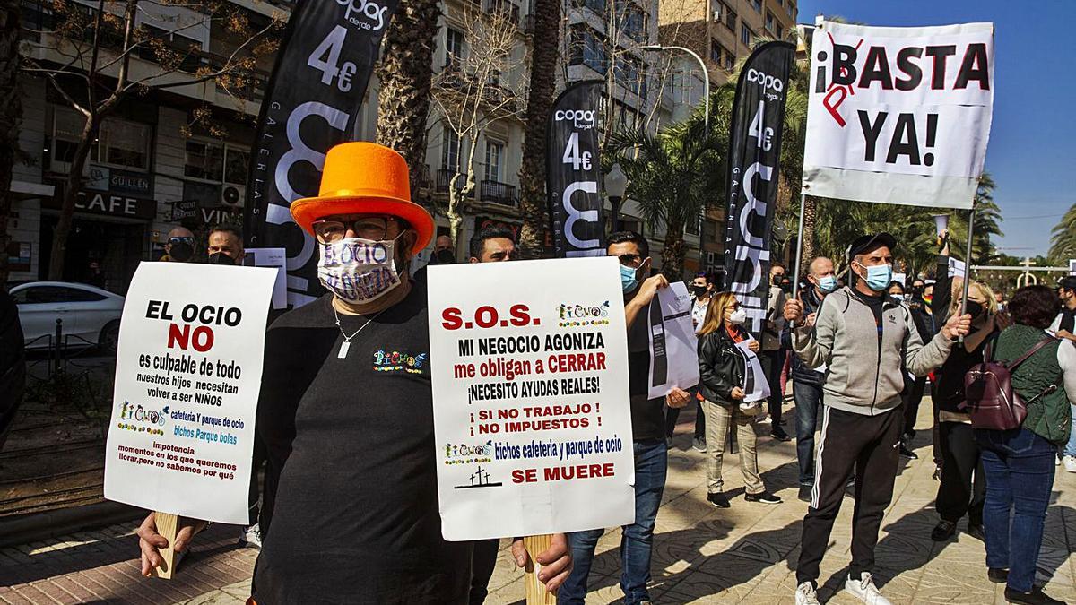 Protesta protagonizada el jueves por los hosteleros de la provincia en Alicante.  | RAFA ARJONES