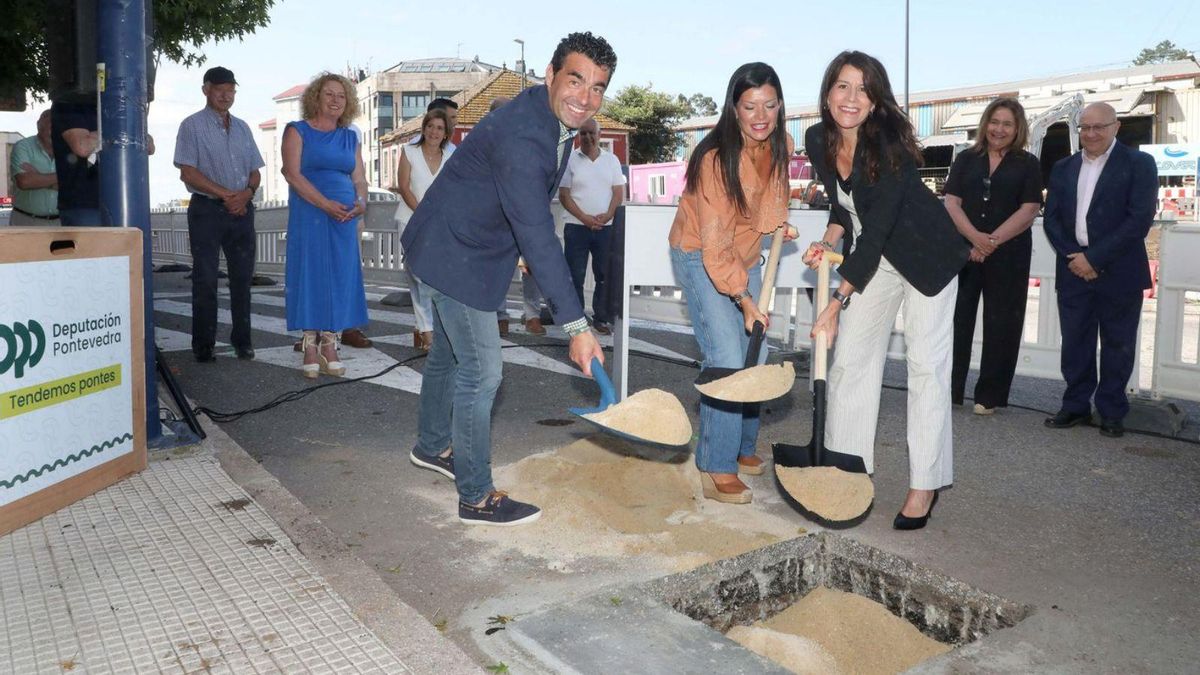 Luis López, Nidia Arévalo y María Martínez Allegue entierran una cápsula del tiempo, ayer.