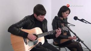 Acústic de Dorian interpretant ’Los amigos que perdí’.