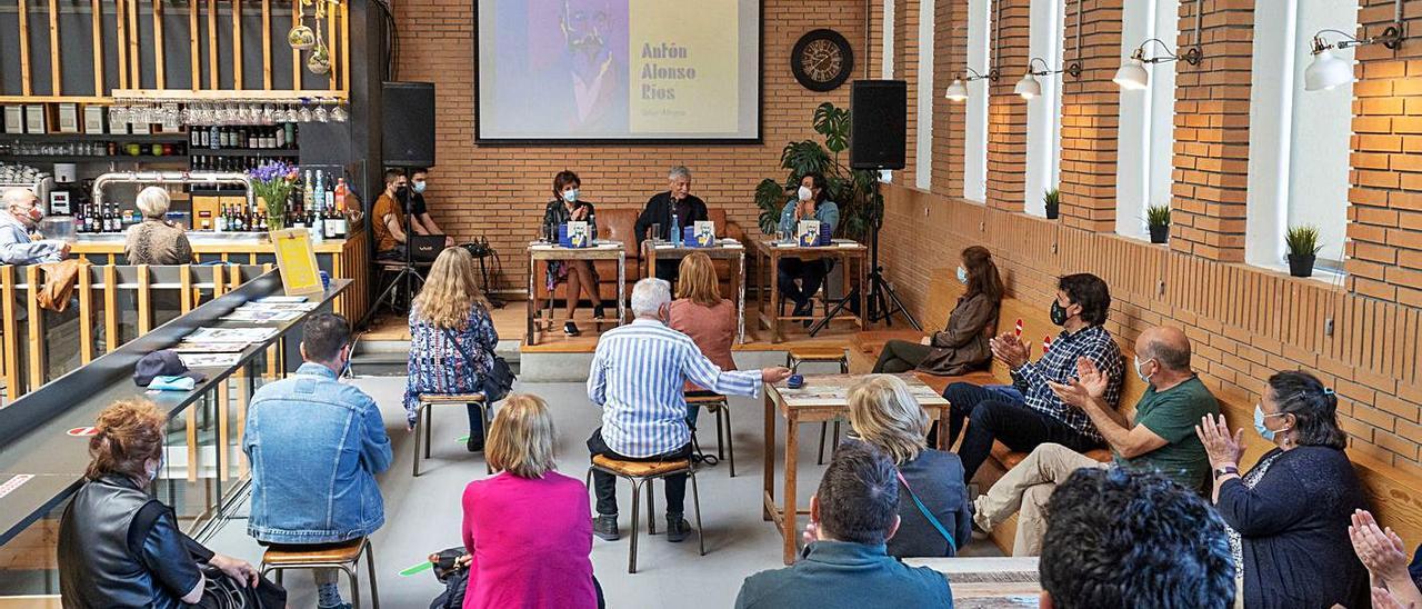 Acto de presentación en el mercado de Tomiño del libro en memoria de Antón Alonso Ríos.   | // FDV