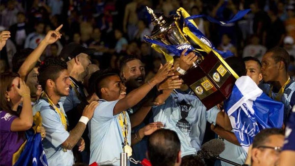 Los jugadores del Club Motagua de Honduras levantan la copa de campeones del fútbol hondureño