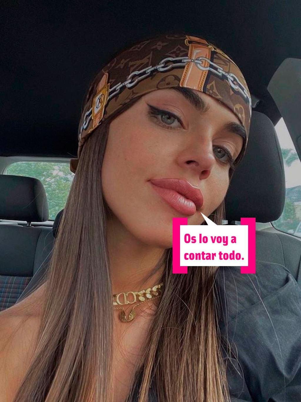 Violeta Mangriñán en el coche haciéndose un selfie para Instagram