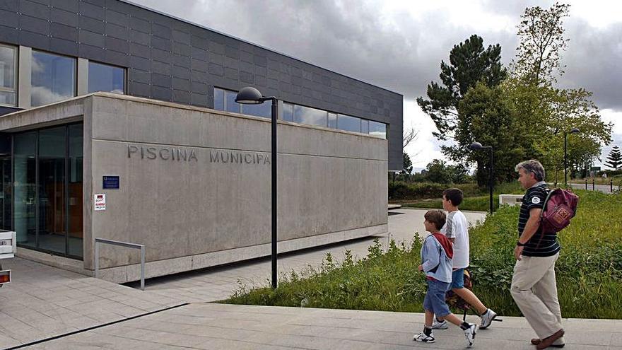 Piscina municipal de Oleiros. |   // F. MARTÍNEZ