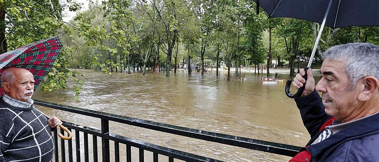 El Lagares desbordado en el parque de Castrelos en octubre de 2014