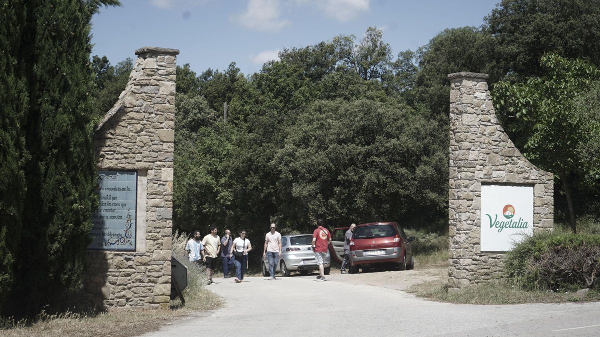 Treballadors a l'accés de l'empresa Vegetalia, a Castellcir