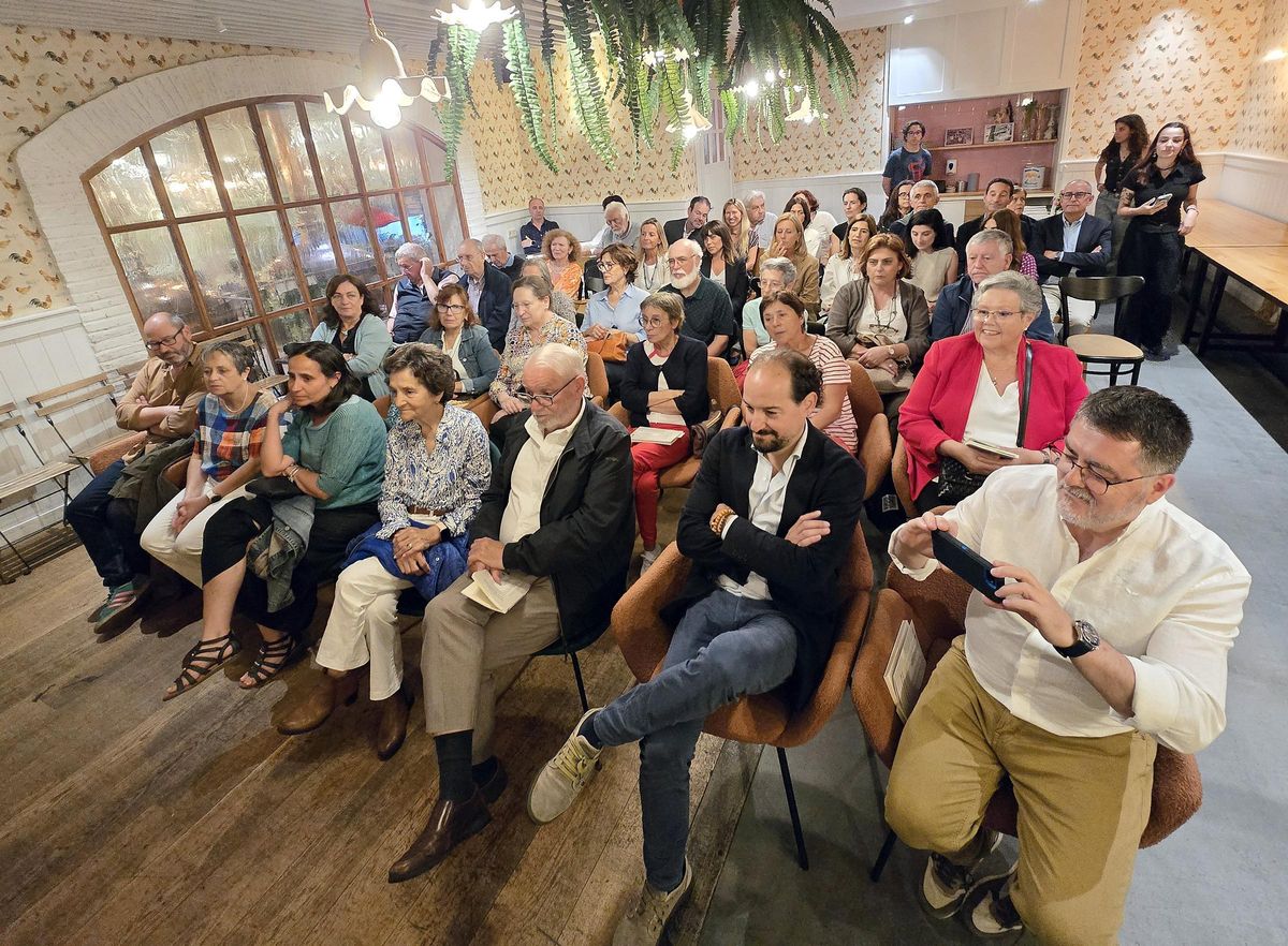 Asistentes a la presentación del libro de Mónica Montero en La Tita Rivera en Vigo