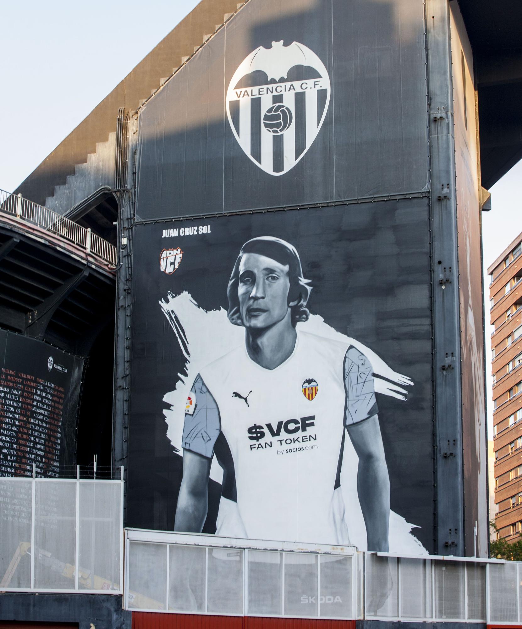 El emotivo mural homenaje del Valencia CF a la leyenda Juan Cruz Sol en Mestalla