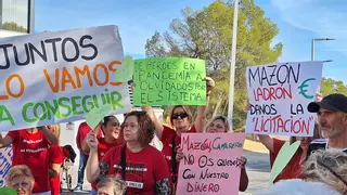 Los trabajadores de la residencia de mayores de Benidorm claman por mejoras salariales: "En el covid héroes, en la vida pobres"