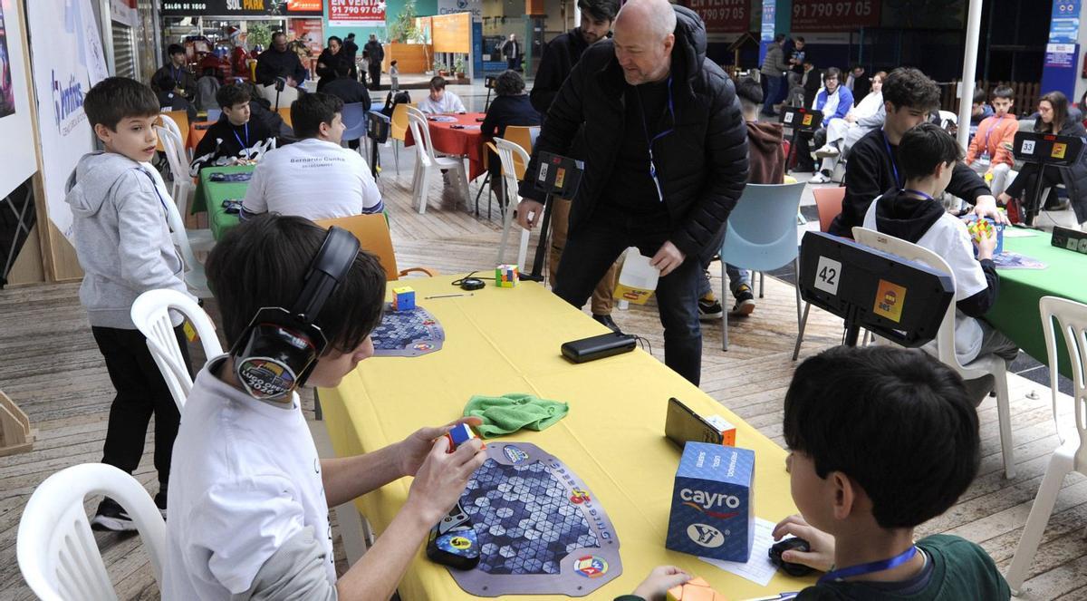 Lalín cita a la élite peninsular  en el manejo del cubo de Rubik | BERNABÉ/JAVIER LALÍN