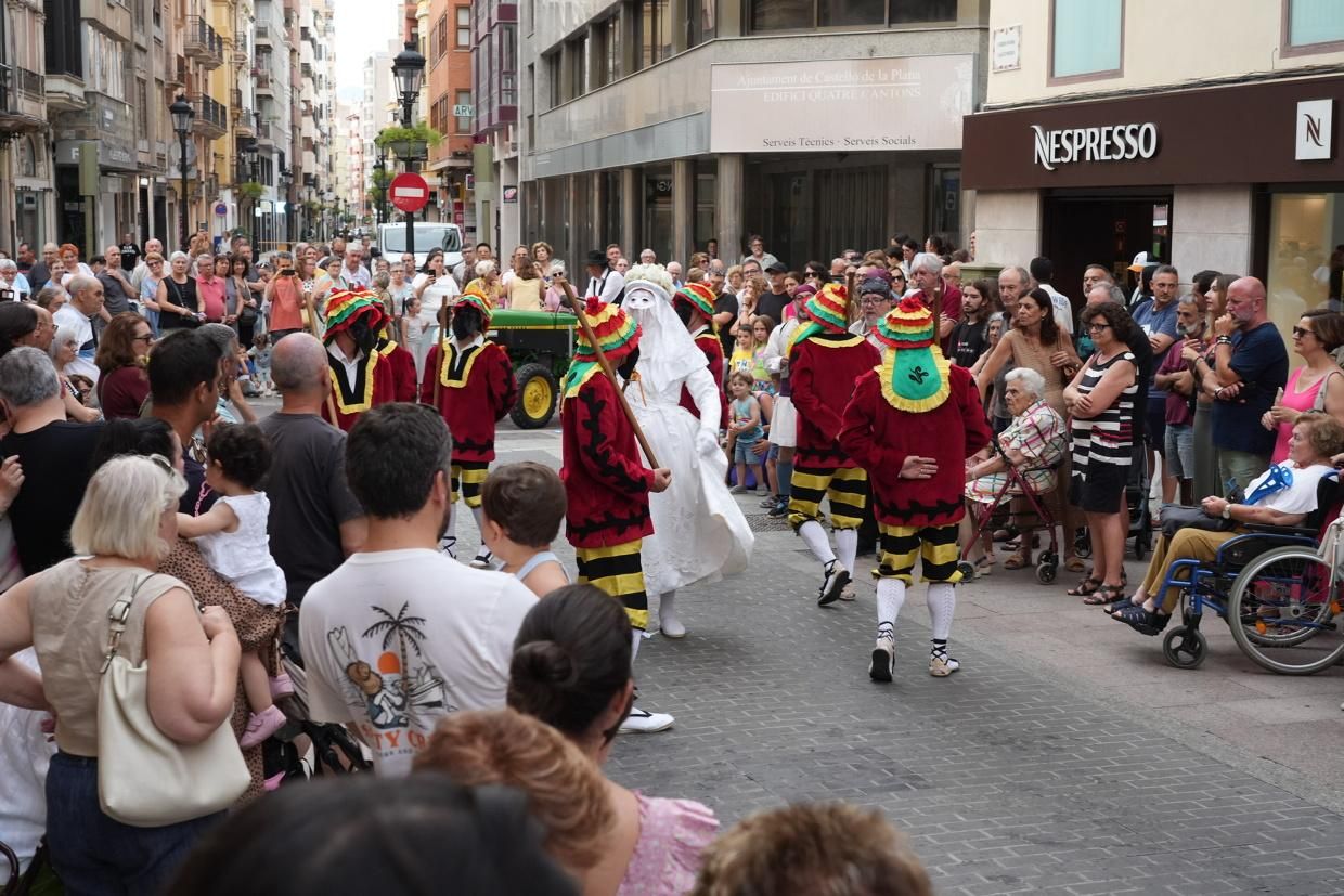 Castelló recibe con honores al Santísimo en la procesión del Corpus Christi