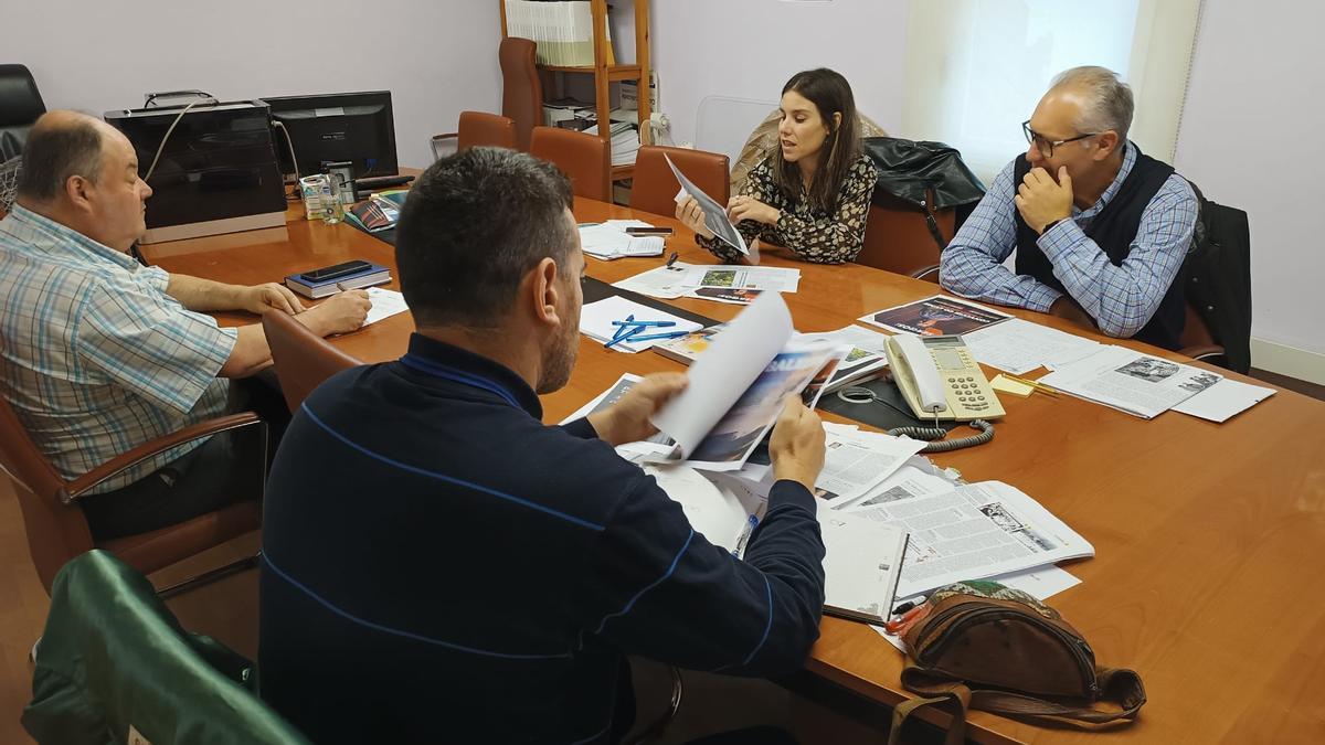 A reunión dun dos xurados dos Premios Johan Carballeira deste ano, en Bueu.