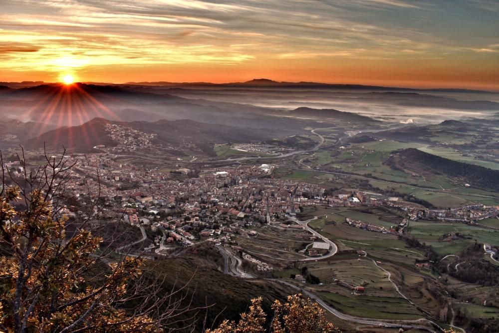 Panorama. Impressionant vista panoràmica de Berga feta al matí des de Queralt, on veiem com traspua el sol a l’horitzó.