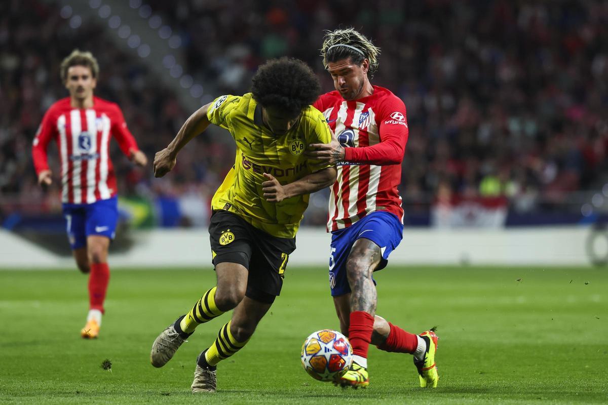 Rodrigo de Paul disputa un balón con Adeyemi en el Atlético - Borussia.