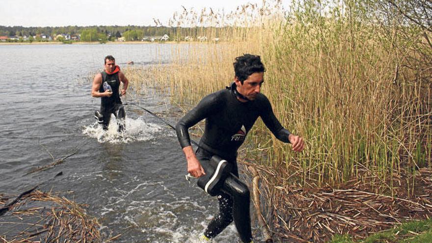 Bei einer Trainingseinheit in Mecklenburg-Vorpommern lässt sich André Hook (li.) aus dem Wasser „abschleppen?.