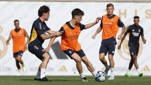 Arda Güler controla un balón durante la pretemporada del Real Madrid. 