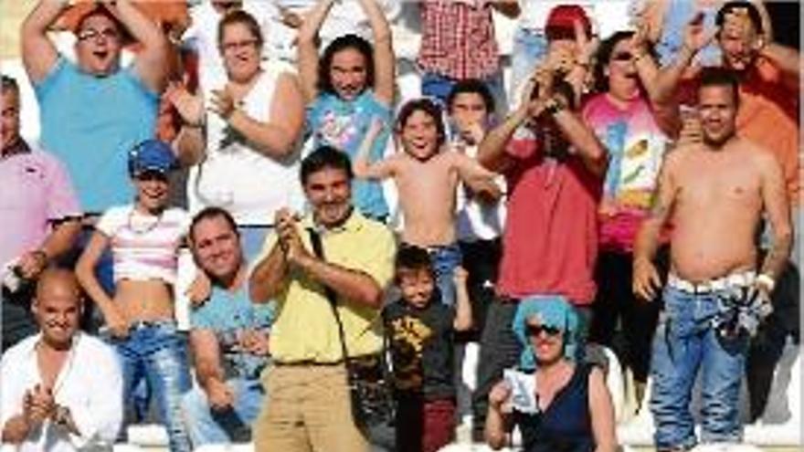 Arturo celebra un gol com a futbolista del Còrdova.