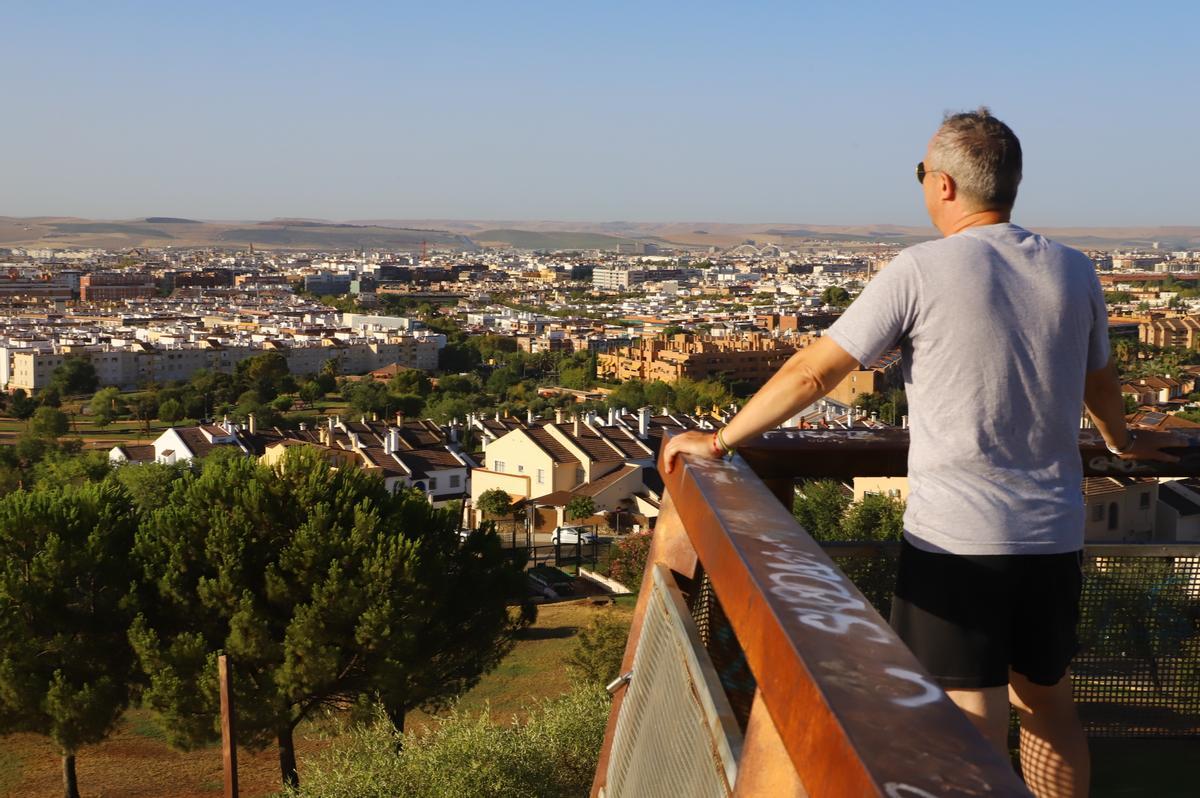 Un hombre en el mirador de la Asomadilla.