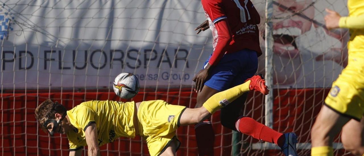 Amadou, del Llanera, en una acción del partido junto con Fratelli, del Navalcarnero. | Miki López