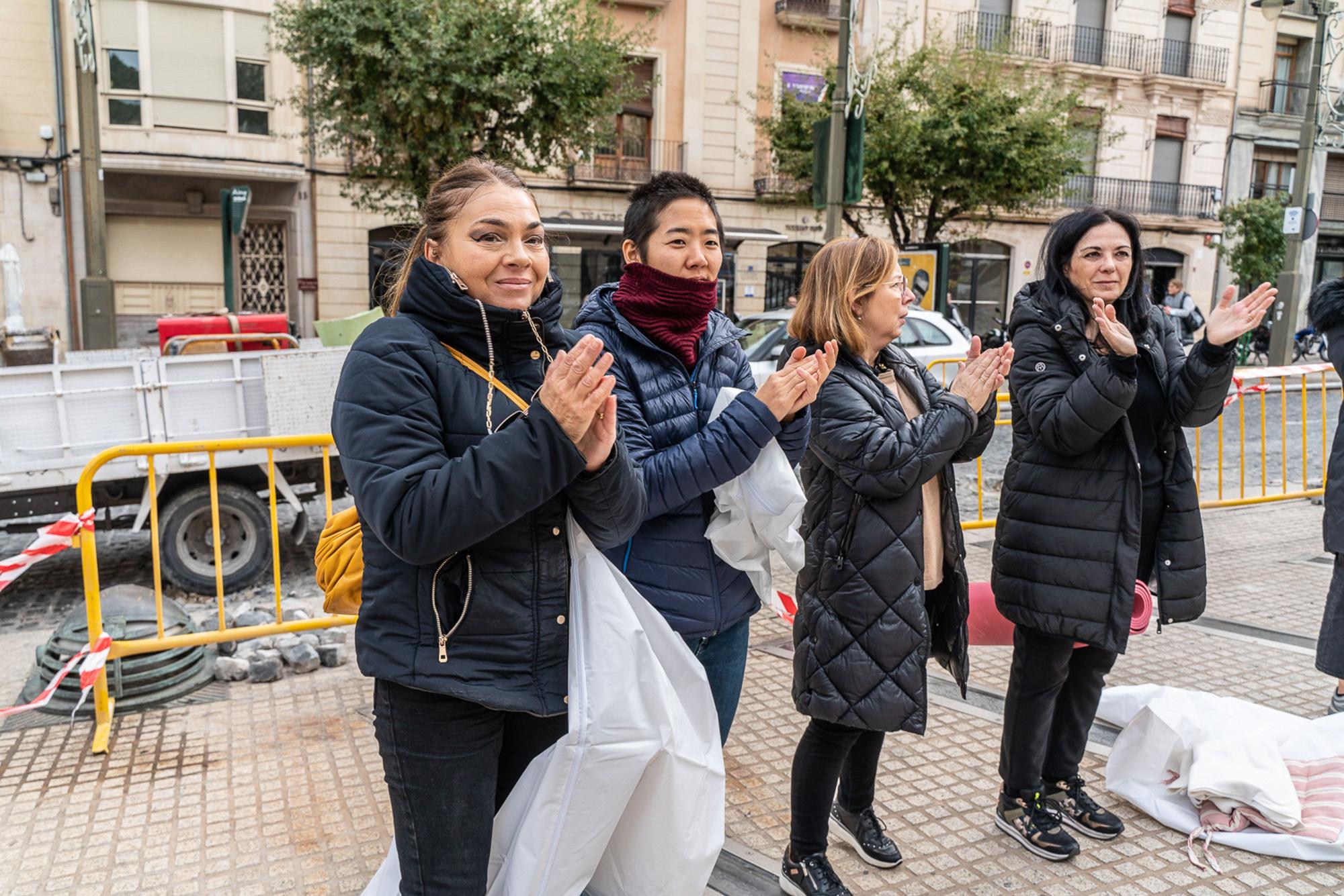 La artista Virginia Jordá pone en escena una "performance" con 38 mujeres envueltas en sudarios ocupando la plaza de España, como homenaje a las asesinadas a lo largo del año