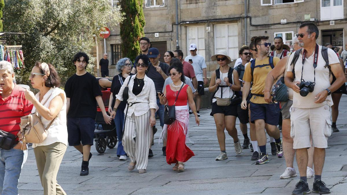 Visitantes y peregrinos en la rúa da Azabachería.