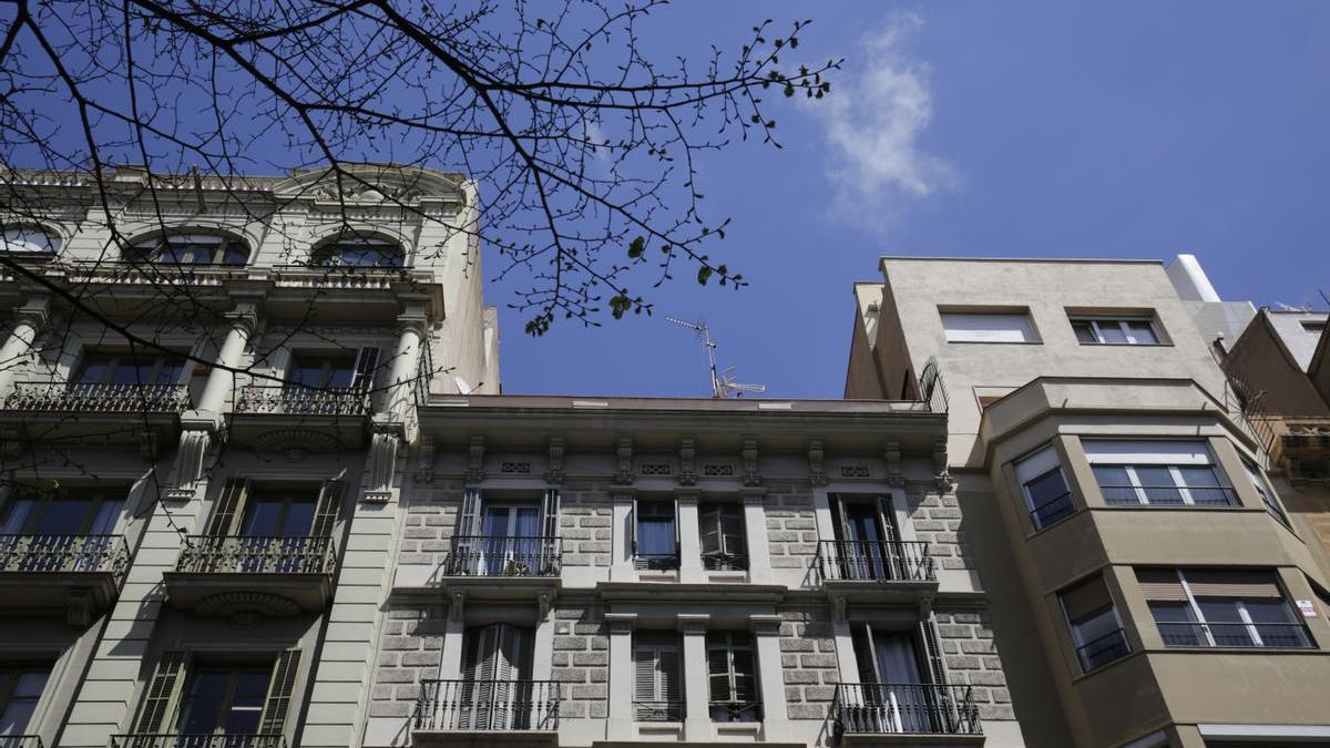 Una vivienda plurifamiliar en la calle Balmes, en Barcelona, perteneciente a la Sareb.