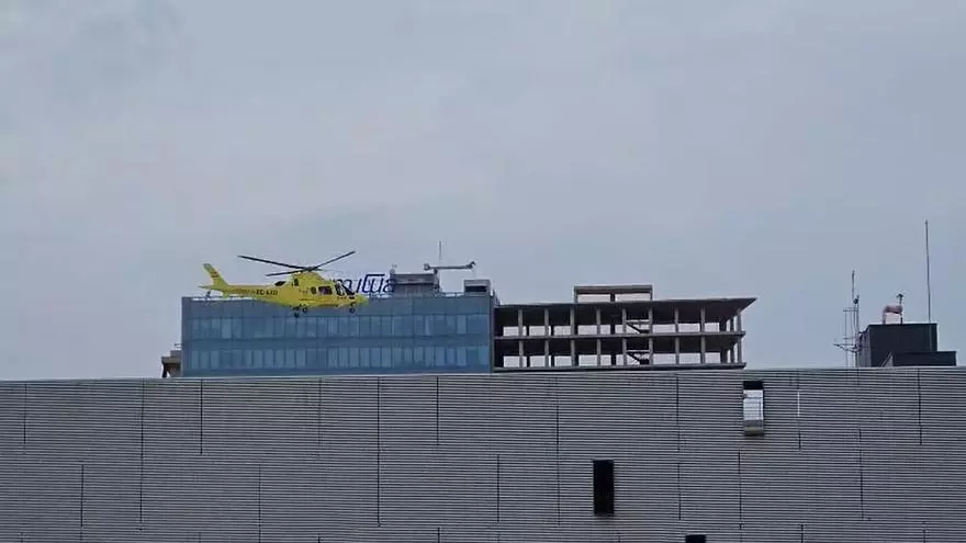 Un helicóptero de emergencias aterriza en el Hospital General de Alicante