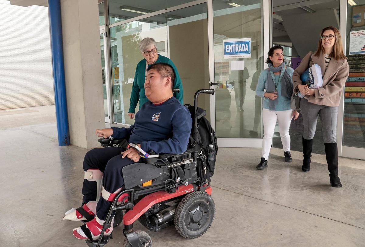 El estudiante de 17 años, acompañado de su educadora, su tutora y la orientadora del instituto