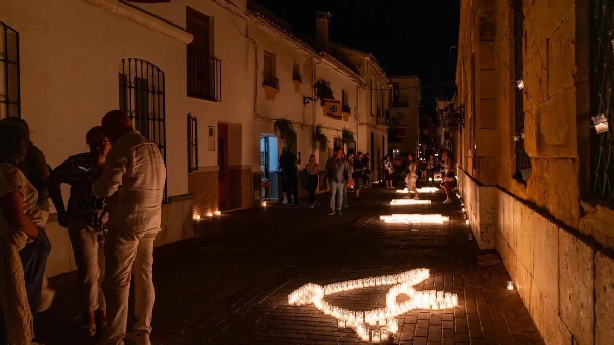 Velas en una calle de Carratraca, durante el Festival Embrujo Andalusí.