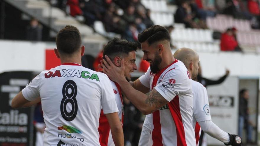 Los rojiblancos celebran uno de los goles.