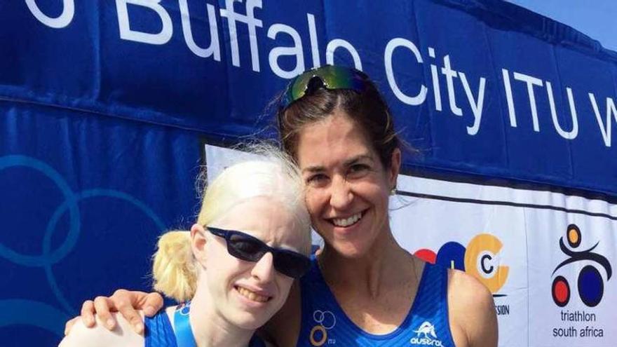 Susana Rodríguez Gacio, con su medalla, junto a Mayalen Noriega.