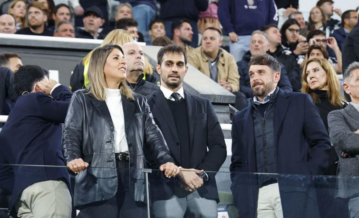 Alejandro Arribas, entre la alcaldesa y el concejal de Deportes. | IVÁN URQUÍZAR