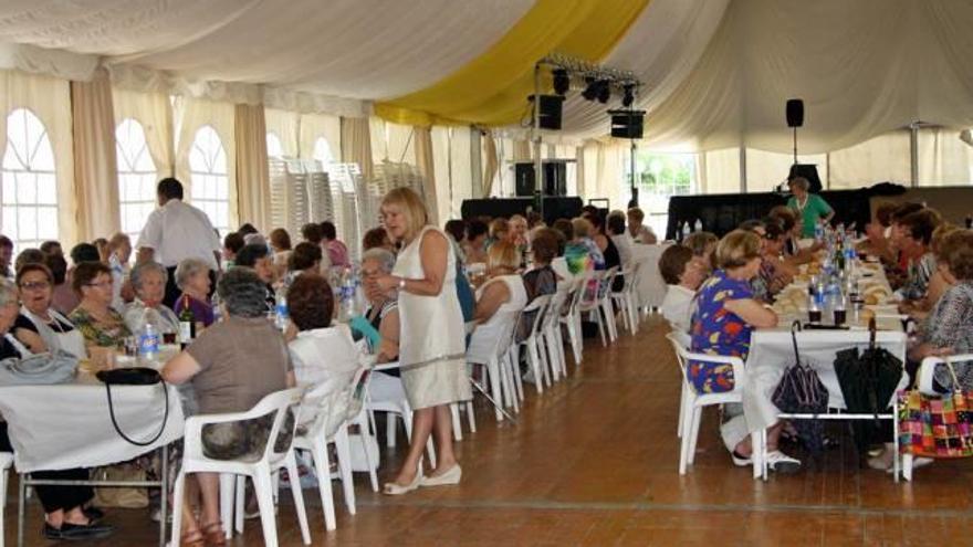 Las fiestas de San Juan y San Pedro  en Vinaròs saben  a «all i pebre»