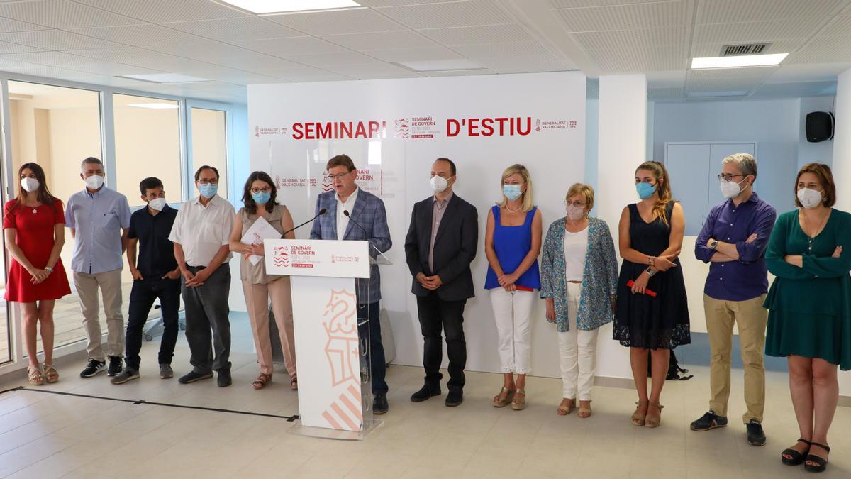 El president y su equipo de consellers, en el Seminari de Govern d&#039;estiu en Benassal.