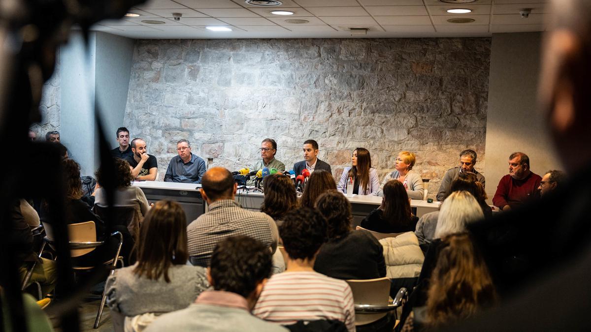 Los participantes en una rueda de prensa sobre la decisión de convocar cinco días de huelga.