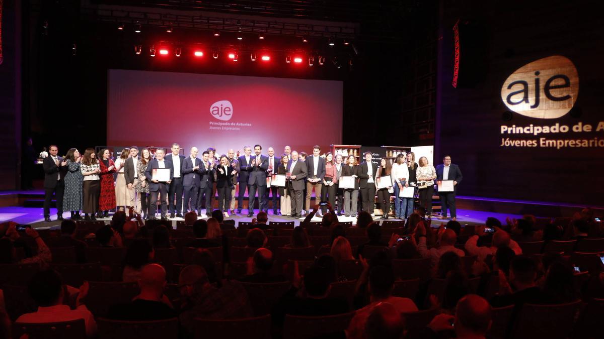 Premiados, directivos de Aje Asturias y patrocinadores sobre el escenario del Teatro Jovellanos de Gijón