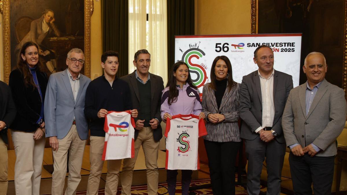 Asistentes a la presentación de la San Silvestre de Gijón, con la camiseta de la prueba.