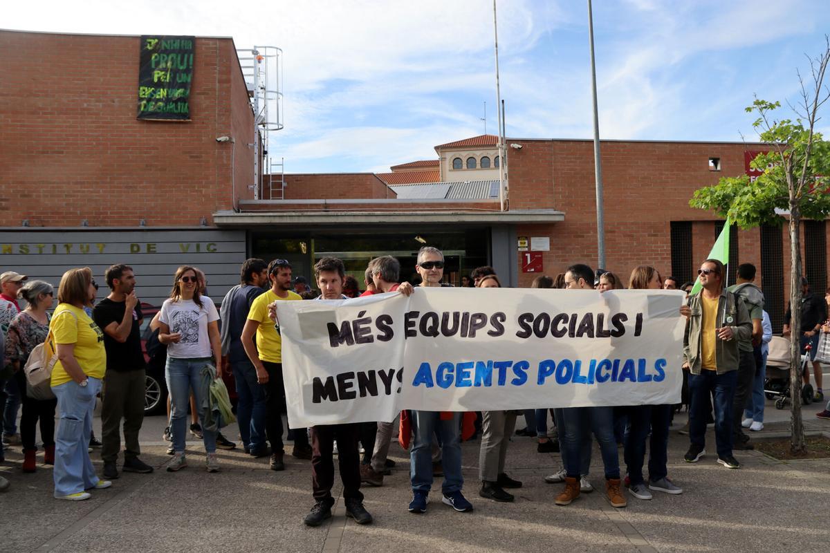 Protesta ante el Institut de Vic