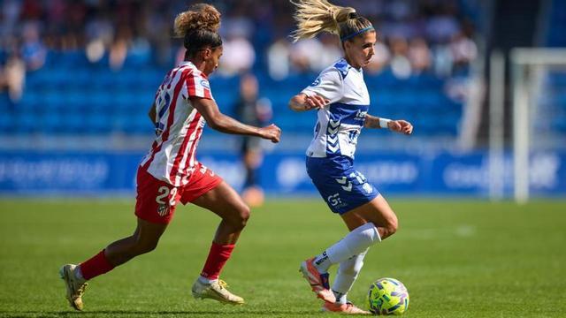 Natalia Ramos conduce ante la vigilancia de Luany, en el partido de la primera vuelta. | LIGA F