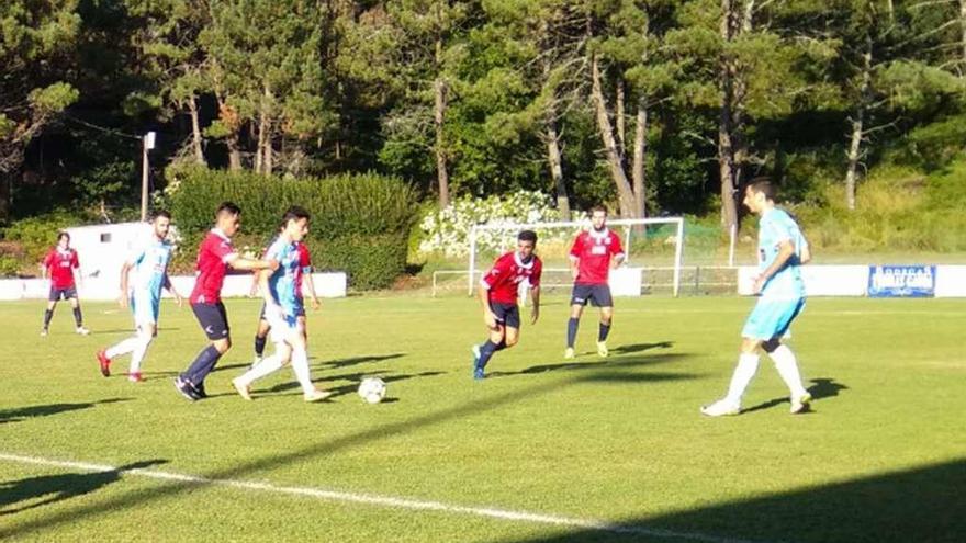 Una jugada del partido disputado ayer tarde en el campo Val Martín de Baiona. // D.C.