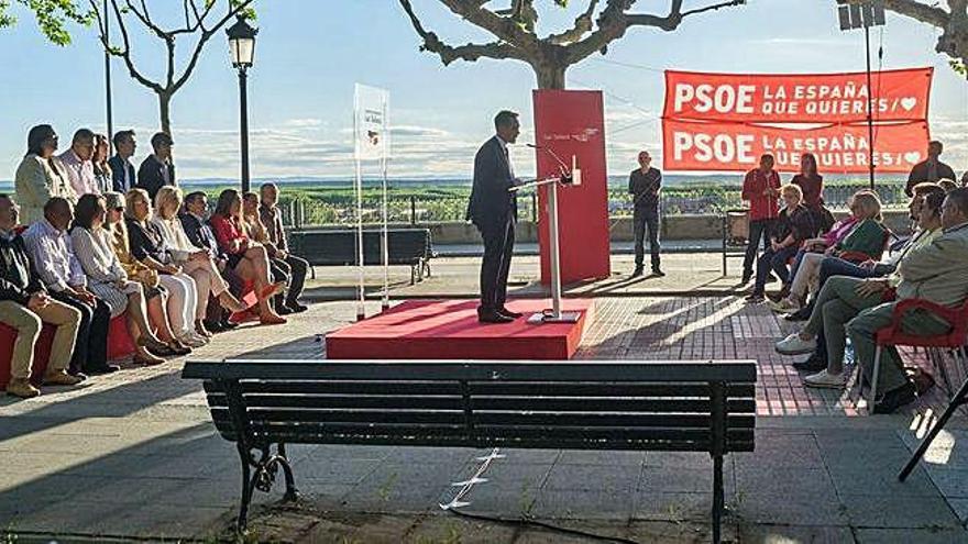 Luciano Huerga en el acto en la Mota con su candidatura detrás y el público delante. En primer plano el banco al que se subió Rajoy en 2015.