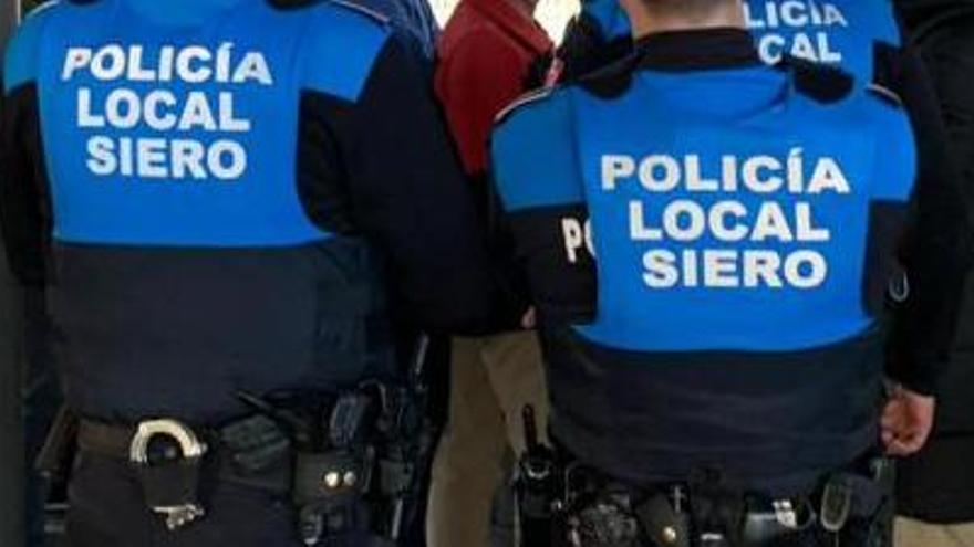 Agreden a un agente que intervino en una fiesta nocturna en Pola de Siero