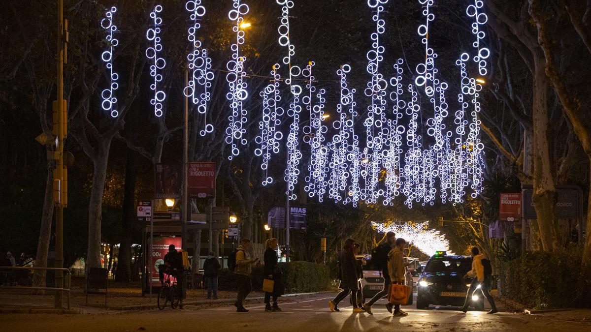 Decoración de luces de Navidad en la plaza Urquinaona, en 2021.