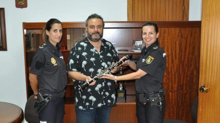 Recuperan un clarinete robado en la Escuela de Música de Dénia cuando lo revendían en una web