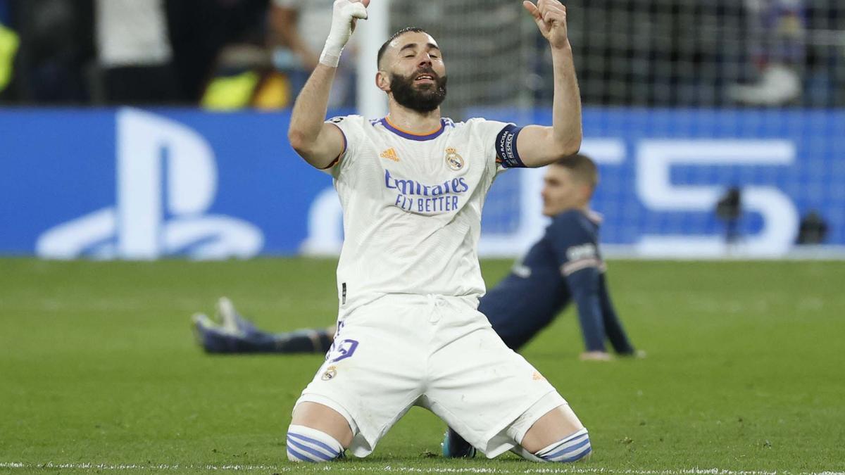 Benzema celebra uno de sus tres goles al PSG.