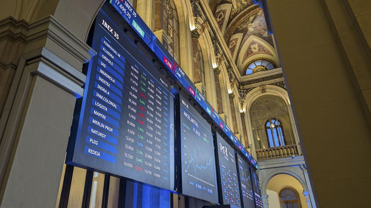 Paneles del Ibex 35 en el Palacio de la Bolsa.