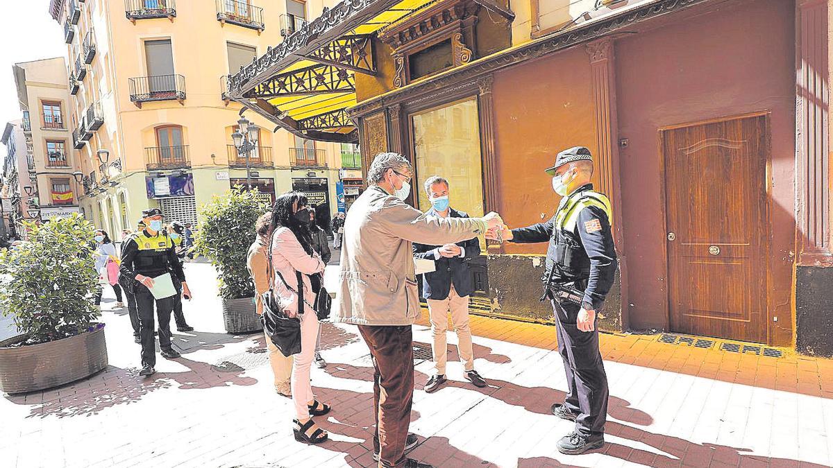 El inquilino hace entrega de las llaves del local para realizar la inspección técnica de su interior.