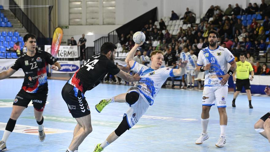 Rajmond Toth intenta el lanzamiento en una acción de juego del duelo de ayer entre Sinfín y Frigoríficos.