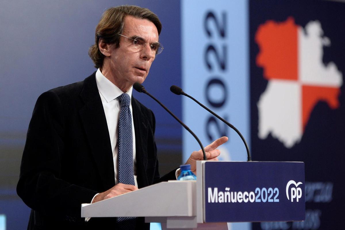 Aznar arrufa el bigoti davant Vox