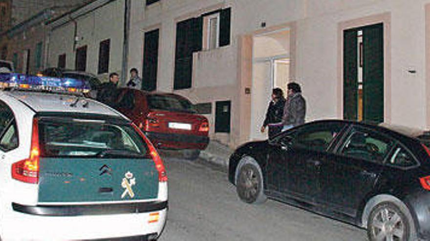 Un coche de la Guardia Civil, frente al domicilio en el que aparecieron los cadáveres del hombre y el pequeño.